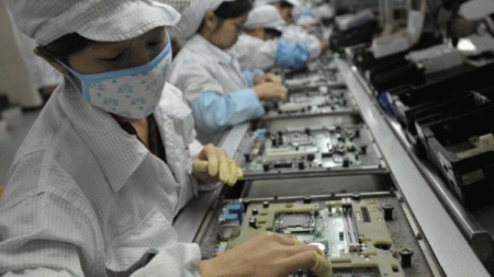 Контрактный производитель iPhone заменил 60 000 работников роботами