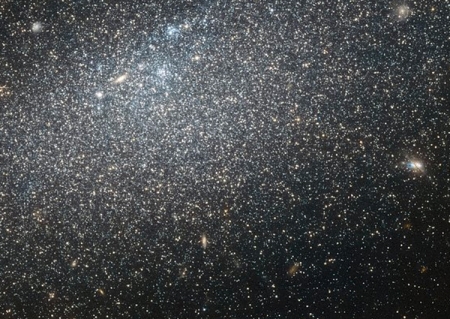 Фото дня: загадочная галактика-отшельник