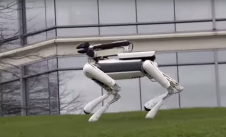 Видео дня: четвероногий робот Boston Dynamics SpotMini с головой-манипулятором