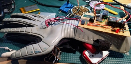 Видео дня: «античный» контроллер Nintendo Power Glove управляет дроном
