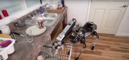 Видео дня: четвероногий робот Boston Dynamics SpotMini с головой-манипулятором