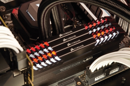 Модули памяти Corsair DDR4 Vengeance LED наделены подсветкой