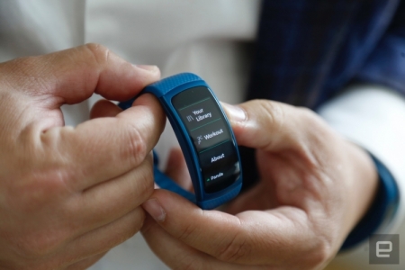 Samsung представила фитнес-браслет Gear Fit 2 и беспроводные наушники IconX