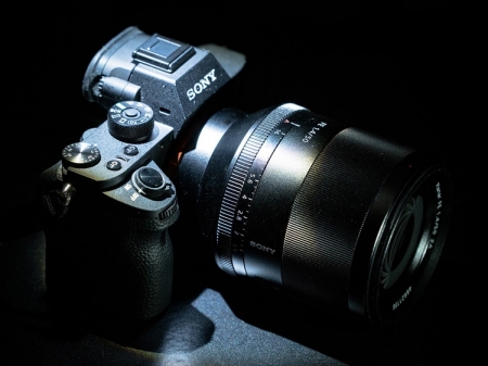 Объектив Sony Planar T* FE 50mm F1.4 ZA рассчитан на полнокадровые фотокамеры