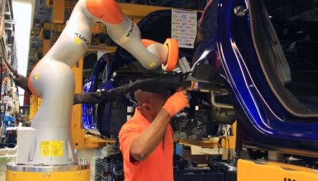 На автозаводе Ford рабочим помогают напарники-роботы