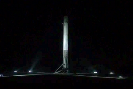 SpaceX успешно посадила ракету Falcon 9 на наземную площадку