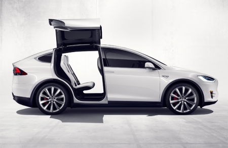 Кроссовер Tesla Model X на автопилоте попал в серьёзное ДТП