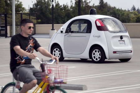 Робомобили Google учатся делить проезжую часть с велосипедистами