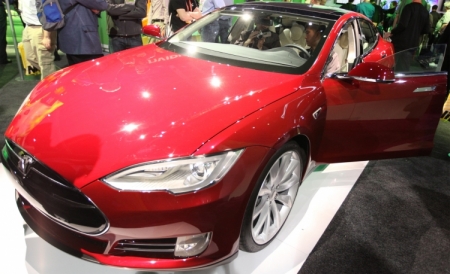 Tesla Model S с включенным автопилотом попала в смертельное ДТП