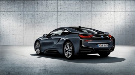 BMW покажет на Парижском автосалоне электроскутер и эксклюзивный гибрид i8