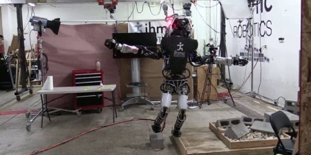 Видео дня: робот Boston Dynamics балансирует на одной ноге на ребре доски