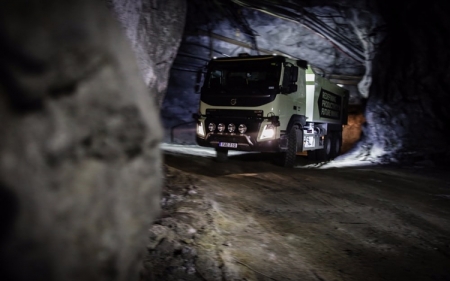 Volvo впервые в мире начинает испытания грузовика с автопилотом под землёй