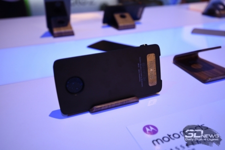 Аксессуар Lenovo превращает смартфоны Moto Z в цифрокомакты с 10x зумом