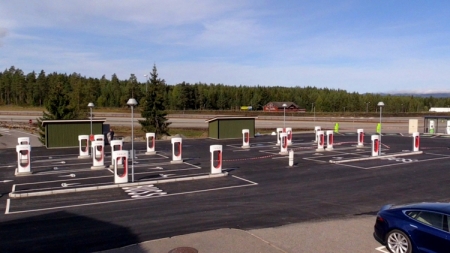 В Норвегии заработала самая большая в мире станция зарядки Tesla Supercharger