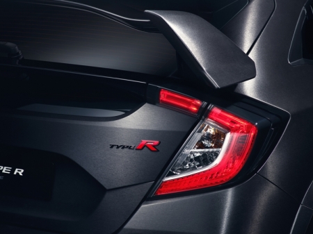 «Заряженный» хэтчбек Honda Civic Type R нового поколения предстал в Париже