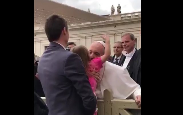 На память о встрече: девочка сняла с папы Франциска шапку