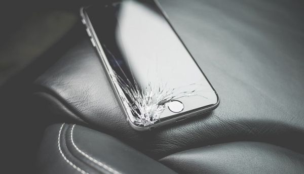 Apple теперь меняет поврежденные экраны iPhone в России