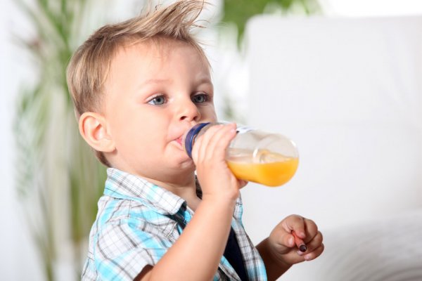 Ученые не рекомендуют пить сок детям до года