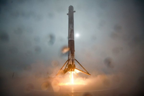 Компания SpaceX повременит с запуском корабля на МКС из-за грозы