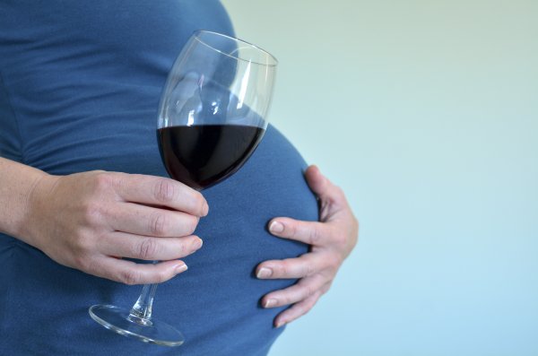 Ученые: Употребление алкоголя во время беременности меняет внешность ребенка