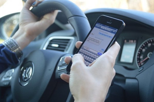Ученые: Разговор по смартфону за рулем губит интеллект