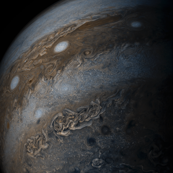 NASA опубликовало фотографию огромных ураганов на Юпитере