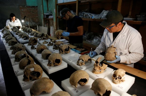 В Мексике нашли башню из сотен человеческих черепов