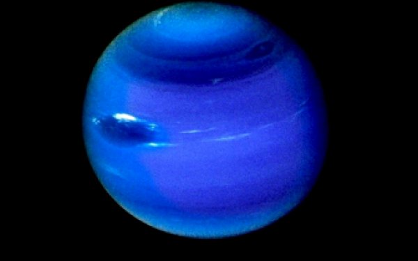 На поверхности Нептуна найдены таинственные тёмные пятна