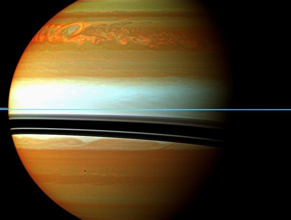 Зонд «Кассини» столкнулся на Сатурне с необъяснимой аномалией: Что не так с магнитным полем планеты?