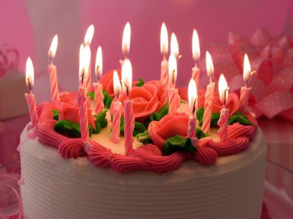 Ученые сообщили об опасности задувания свечей на торте