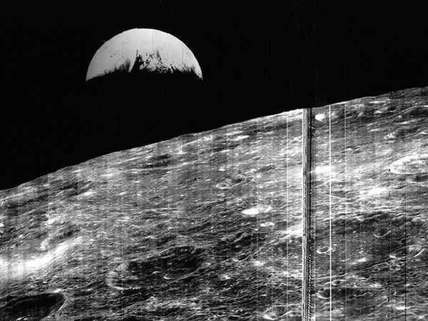 NASA опубликовало первый снимок Земли с Луны 1966 года