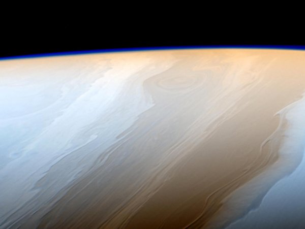 NASA обнародовала снимки голубого свечения Сатурна
