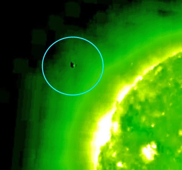 Новое появление НЛО возле Солнца до затмения: Пришельцы следят за людьми?
