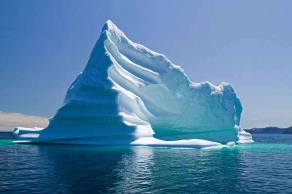 «Роснефть» отбуксировала айсберг в миллион тонн и предотвратила кораблекрушение