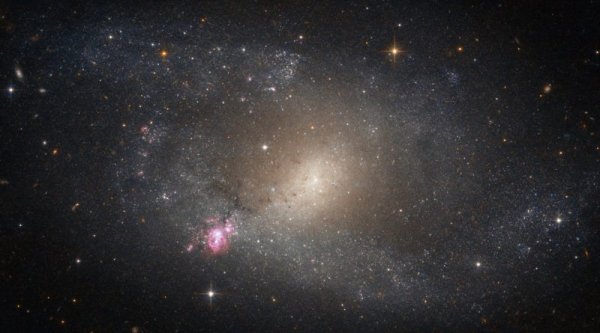 NASA показало новый снимок галактики со вспышкой звёздообразования