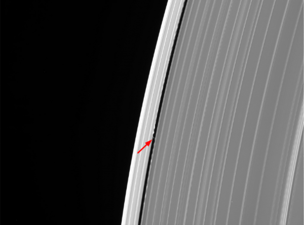 Ученые NASA обнаружили на спутнике Сатурна загадочные красные шрамы: Кто или что имеет отношение к гибели 