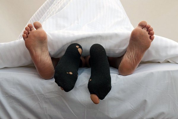 Ученые: У людей, которые спят в носках, крепче сон и сильнее оргазмы