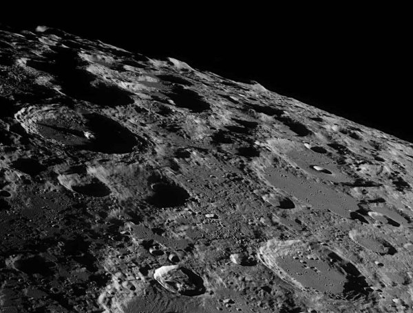Луна обладала атмосферой и посещалась НЛО: О чём узнали в NASA