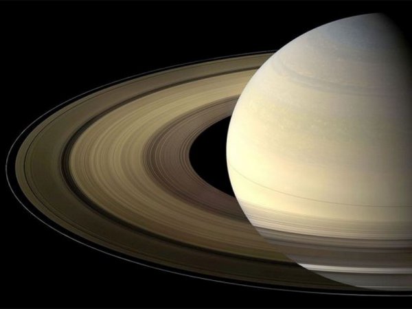 Зонд Cassini нашел «кирпичики жизни» в кольцах Сатурна: Вокруг планеты движутся кометы?