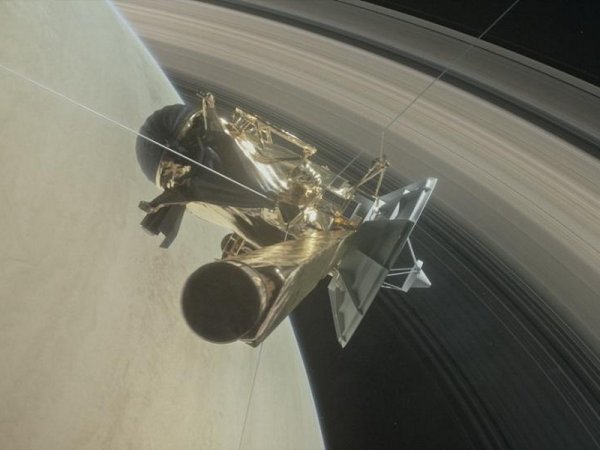 Зонд Cassini нашел «кирпичики жизни» в кольцах Сатурна: Вокруг планеты движутся кометы?