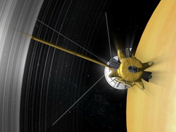 Зонд Cassini нашел «кирпичики жизни» в кольцах Сатурна: Вокруг планеты движутся кометы?