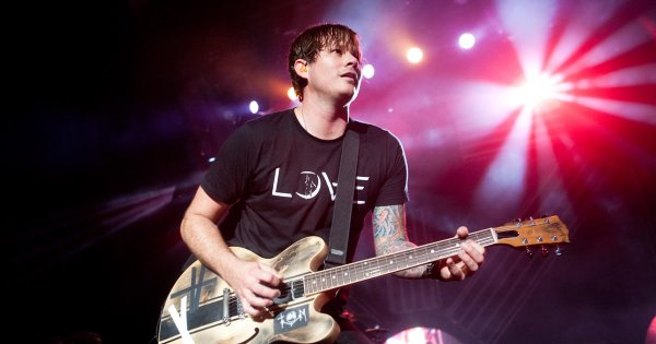 Бывший гитарист Blink-182 будет изучать НЛО