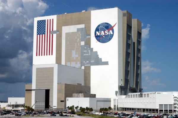 NASA заставит 12 человек целый месяц лежать вниз головой в научных целях