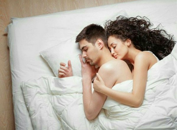 Эксперты назвали лучшие позы для сна с партнёром