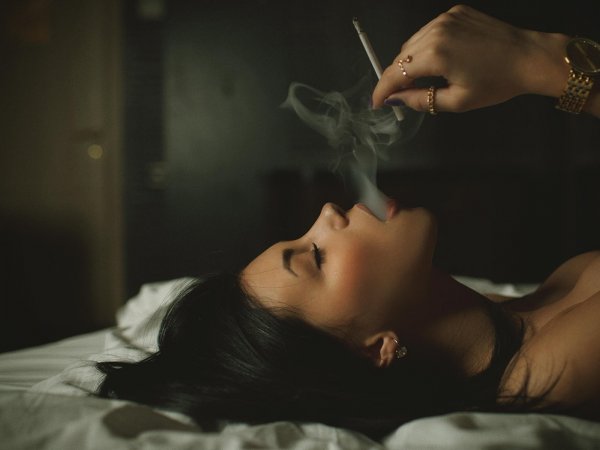 Ученые назвали самое опасное время суток для курения