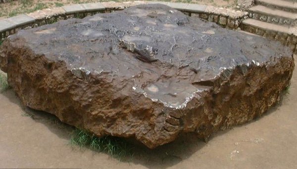 Уральские ученые нашли осколок метеорита весом 13,5 кг в пустыне Чили: Какие тайны хранят космические объекты?