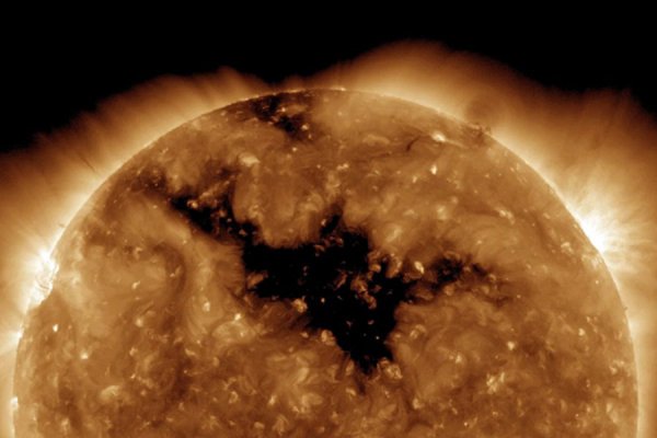Астрономы нашли на Солнце тоннель размером в полторы тысячи Земель