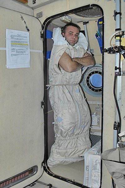 Астронавты пьют снотворное в космосе, так как страдают бессонницей
