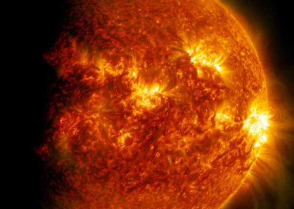 Ученые обнаружили огромную корональную дыру на Солнце в виде «?»: Что происходит с небесным светилом?