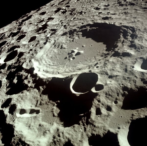 Уфологи обнаружили в лунном кратере Тихо загадочный НЛО: Треугольные строения и пульсирующий свет привлек внимание исследователей